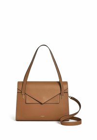 Borsa a mano in pelle marrone con un design strutturato, dotata di chiusura a pattina, due manici superiori e una tracolla removibile. Accentuata con accessori in oro.