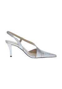 Talons aiguilles à brides arrières en paillettes argentées avec une pointe effilée, un petit talon et un design de brides croisées. Doublure intérieure lisse et extérieur texturé.