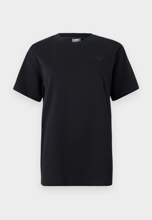 T-shirt en coton noir à col rond, manches courtes et un détail de logo subtil sur la poitrine gauche. Texture lisse et coupe décontractée.
