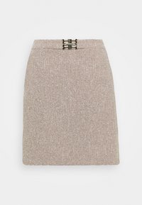 Sukně s hnědým houndstooth vzorem, rovného střihu, s dekorativním černým kovovým doplňkem na pase a texturovanou tkaninou.