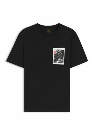 Schwarzes T-Shirt mit kurzen Ärmeln und Rundhalsausschnitt, mit einem kleinen schwarz-weißen Palmenblatt-Fotodruck und rotem "7.8"-Schriftzug auf der linken Brust.