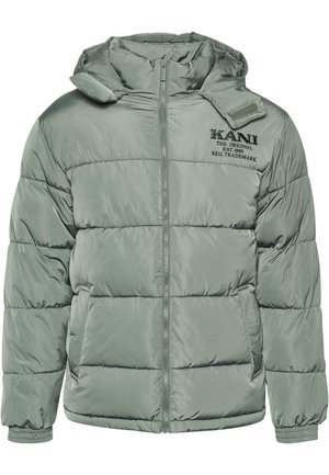 Jachetă puffer căptușită de culoare verde deschis, cu fermoar frontal, glugă, mansete elastice și broderie cu logo pe piept. Textură netedă și lucioasă.
