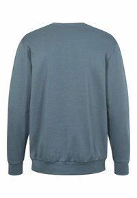 Modra majica s kapuco z okroglim izrezom in dolgimi rokavi, z rebrastimi manšetami in pasom. Gladka tekstura blaga v enotni barvi.