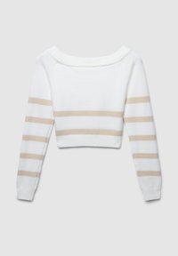 Maglione corto bianco con strisce orizzontali beige, caratterizzato da un ampio scollo a spalle scoperte e polsini a coste. Morbido tessuto a maglia.