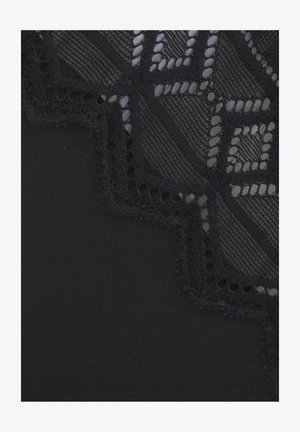 Tissu noir avec une superposition de dentelle texturée ; présente des motifs géométriques et des bords festonnés, mettant en valeur des détails de couture complexes.