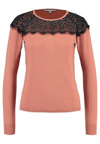 Svetr s dlouhým rukávem v tlumené broskvové barvě, s černou krajkovou překryvkou na výstřihu. Pletená textura s žebrovanými manžetami a lemem.