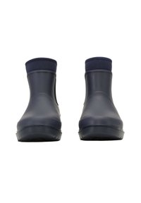 Stivali waterproof blu navy alla caviglia con finitura in gomma liscia, suola testurizzata e una morbida cuffia in tessuto nella parte superiore per un maggiore comfort.
