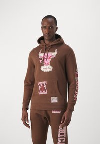 Mitchell & Ness NBA CHICAGO BULLS SUGAR BACON HOODIE - Vereinsmannschaften - brown