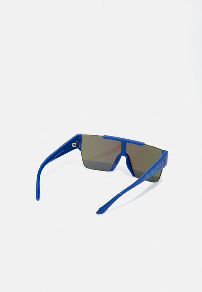 Blaue Sonnenbrille mit geometrischem Design, ausgestattet mit dunklen Gläsern und markanten, geraden Bügeln. Akzentuiert mit "BURBERRY"-Markenlogo.