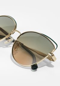 COACH Päikeseprillid - shiny light gold-coloured/pine tree/green champagne gradient