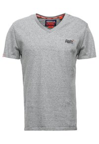 Camiseta gris de cuello en V hecha de algodón, con mangas cortas y un pequeño logo en el lado izquierdo del pecho. Ajuste casual, textura transpirable.