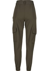 Olívazöld cargo nadrág elasztikus mandzsettákkal, oldalsó fedeles zsebekkel és övbújtatókkal, hátulról fehér háttér előtt.