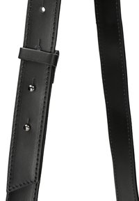 Černý kožený pásek s hladkým povrchem, obsahující perforované otvory a obdélníkovou sponu, šité okraje a lesklé kovové hroty.