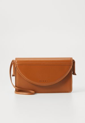 Bolso bandolera de cuero marrón con cierre de solapa redondeada, forma esbelta y correa desmontable. Presenta un logotipo en relieve en la parte frontal.