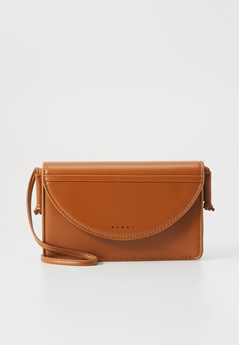 Geantă din piele maro, tip crossbody, cu un capac rotunjit, o formă subțire și o curea detașabilă. Prezintă un logo embosat în partea din față.