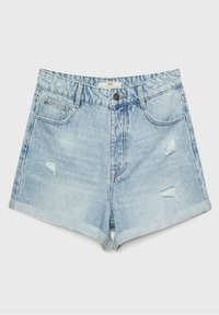 Jasnoniebieskie szorty dżinsowe o przetartym wyglądzie, z postrzępionymi brzegami, dwiema przednimi kieszeniami i zapięciem na guzik w pasie.