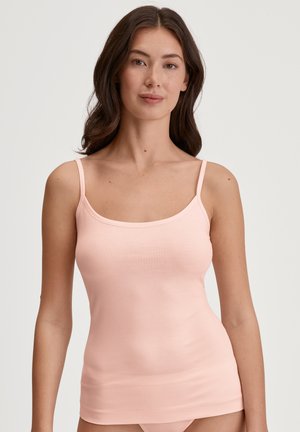 Lichtroze tanktop met dunne straps, gemaakt van een geribbelde stof. Bevat een rechte halslijn en een aansluitende pasvorm.