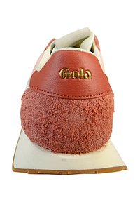 Czerwone zamszowe i skórzane sneakersy z teksturowanym tyłem, z złotym logo "Gola" i białą podeszwą. Czysty design, głównie niski profil.