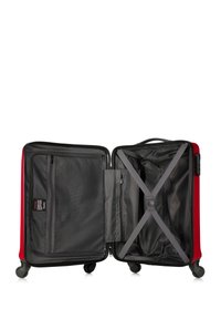 Valigia rigida rossa con interno nero, due scomparti con zip, una tasca in rete e cinghie a forma di X. Caratterizzata da quattro ruote girevoli per la mobilità.