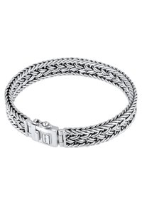 Silverflätad armband med en säker låsning, detaljerad textur och intrikat vävningsmönster, lämplig för olika stilar.