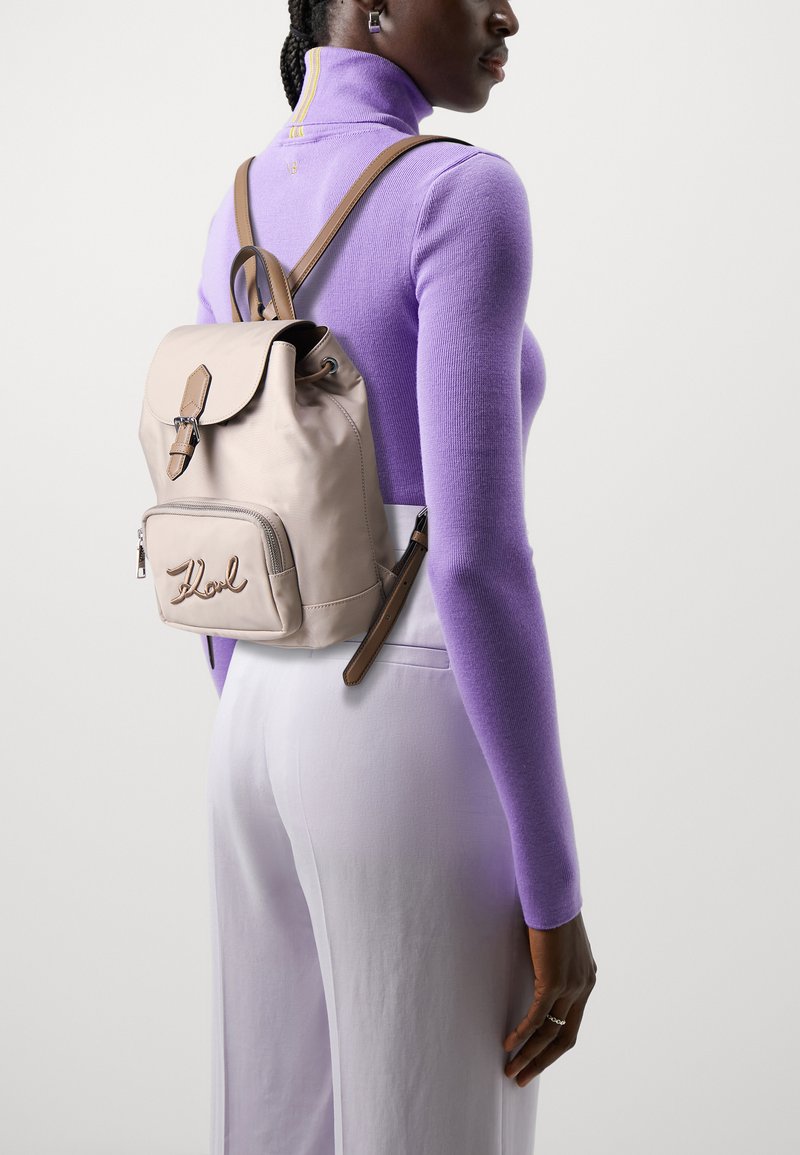 GUESS Kersti Large Flap Backpack Stone [214782] - sac à dos sac a dos