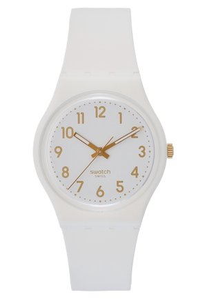 Weiße Swatch-Armbanduhr mit goldenen Zahlen und Zeigern, zeigt die Uhrzeit 10:10:37 an, mit weißem Armband.