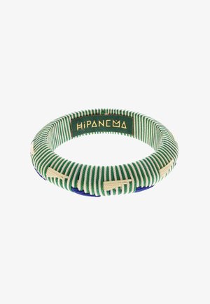 Bracelet rond enveloppé d'un cordon rayé vert et blanc avec des accents beiges et une étiquette verte portant la mention "HIPANEMA" en lettres dorées.