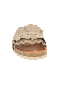 Beige schuif sandaal met een gerimpelde stoffen strap, met een kurken zool en een gestructureerde voetbed, bekeken vanuit de voorkant.