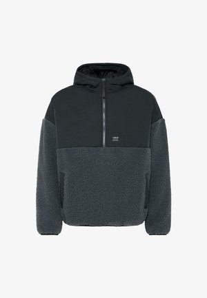 Sötétszürke pulóver, fleecéből készült kapucnis felső, félig cipzáros elejével, textúrált alsó résszel és ujjal, sima felső mellrésszel és elülső logóval.