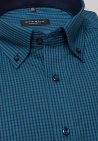 Turquoise- en marineblauw geruit overhemd met knopen en een frisse kraag. Voorzien van donkere knopen en een label met de tekst "Eterna Comfort Fit."