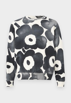 Džemperis ar pārliecinošiem melniem un pelēkiem ziedu rakstiem uz balta fona, ar garām piedurknēm un apaļu kakla izgriezumu.
