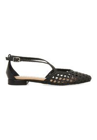 Scarpa piatta intrecciata nera con punta appuntita, cinturino alla caviglia regolabile e tacco basso a blocco. Presenta un design con fori per la traspirabilità.
