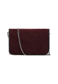 Clutch de cuero burdeos con cadena de plata. Presenta una textura suave y acentos de cuentas a lo largo del borde. Diseño compacto y rectangular.