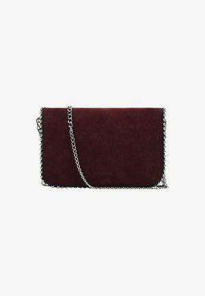 Clutch de cuero burdeos con cadena de plata. Presenta una textura suave y acentos de cuentas a lo largo del borde. Diseño compacto y rectangular.