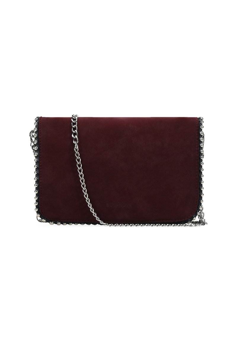 Clutch de cuero burdeos con cadena de plata. Presenta una textura suave y acentos de cuentas a lo largo del borde. Diseño compacto y rectangular.