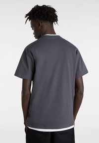 Camiseta gris de manga corta hecha de algodón, con cuello redondo y un corte recto, mostrando una textura suave, vista trasera incluida.
