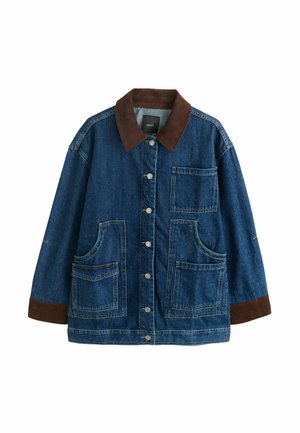 Kurtka dżinsowa z brązowym kołnierzem i mankietami z sztruksu, zapinana z przodu na guziki, z czterema dużymi naszywanymi kieszeniami, przedstawiona na białym tle.