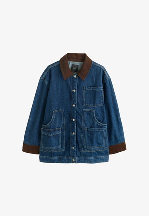 Kurtka dżinsowa z brązowym kołnierzem i mankietami z sztruksu, zapinana z przodu na guziki, z czterema dużymi naszywanymi kieszeniami, przedstawiona na białym tle.