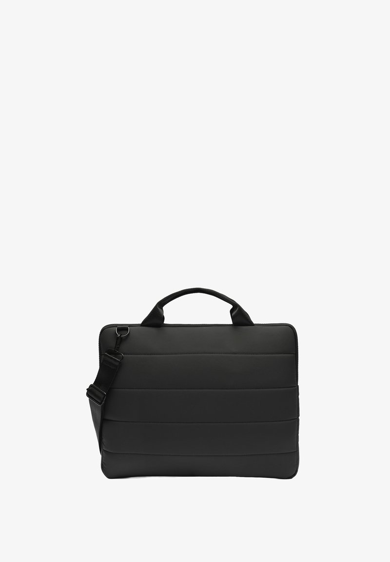 Čierna polstrovaná taška na notebook s horným úchytom a nastaviteľným ramenným popruhom, s horizontálnymi švami a zipsovým uzáverom.