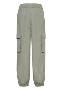 Lichtgroene cargobroek met een elastische tailleband, twee zijzakken en elastische boorden bij de enkels. Vriendelijke stof met een subtiele glans.