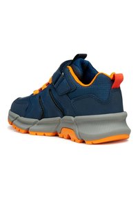 Scarpe sportive blu navy con accenti arancioni, caratterizzate da una finitura testurizzata, materiali sintetici, una cinghia a strappo e una suola in gomma grigia.