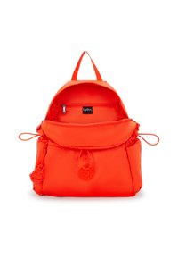Rode nylon rugzak met een ronde vorm. Bevat een hoofdvak met ritssluiting, een buitenvak en een hangtag met het merkteken.