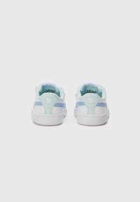 Hvite og lyseblå sneakers med to-farget design, glatt syntetisk materiale, rund tå og kontrasterende sidestriper.
