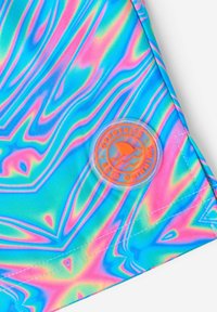 Ujumistrikoo kangas, millel on erksad sinise, roosa ja rohelise holograafilised mustrid ning oranž ümmargune plaastriga haiküünise logoga.