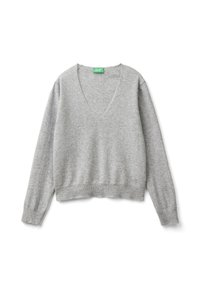 Šedý svetr s výstřihem do V vyrobený z měkkého materiálu, s dlouhými rukávy a žebrovaným lemem. Žádné viditelné vzory nebo kovové detaily.