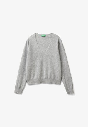 Pull gris en V en matériau doux, doté de manches longues et d'un ourlet côtelé. Pas de motifs ni de quincaillerie visibles.
