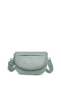 Světlé zelené crossbody taška vyrobená z hladkého, odolného materiálu; obsahuje zaoblený klopnu, přední kapsu na zip a nastavitelné ramenní popruhy.