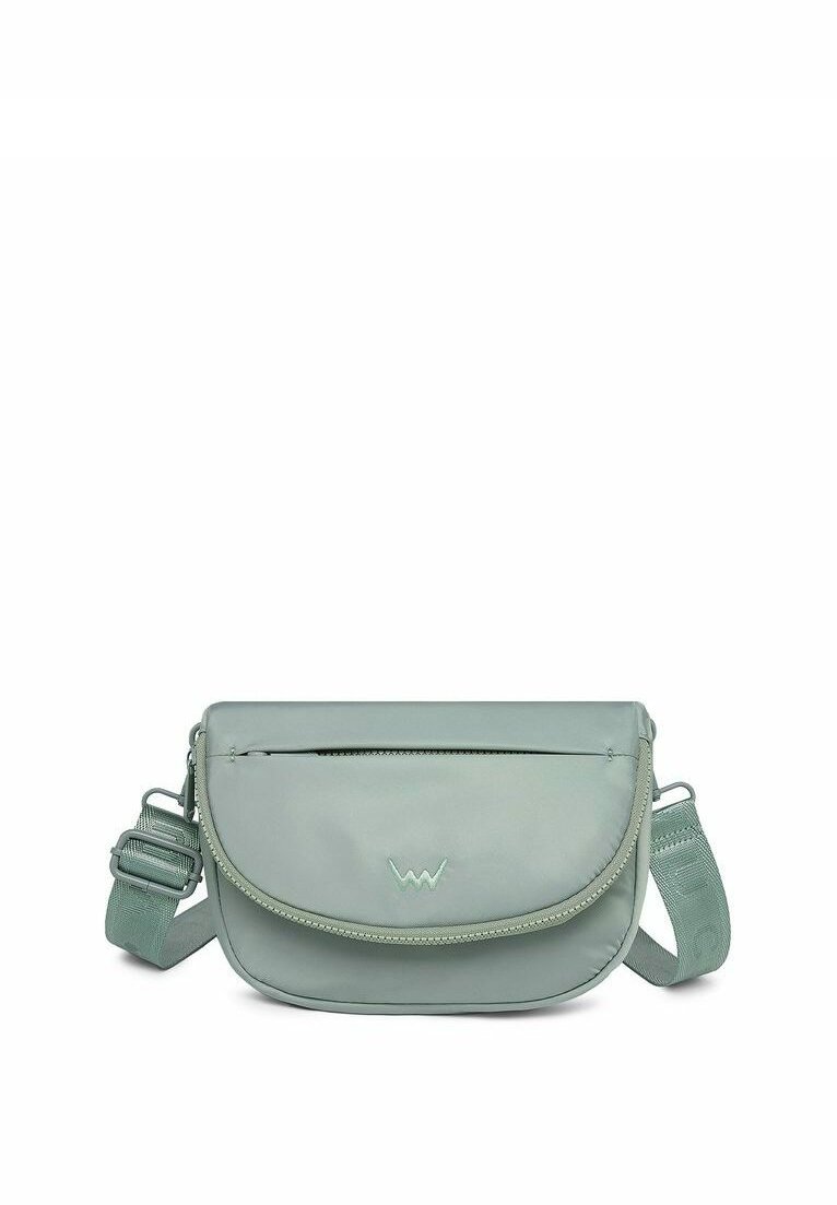 Světlé zelené crossbody taška vyrobená z hladkého, odolného materiálu; obsahuje zaoblený klopnu, přední kapsu na zip a nastavitelné ramenní popruhy.