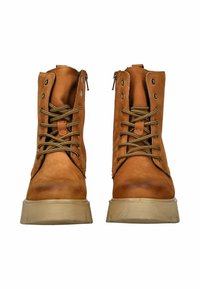 Botas de tobillo de cuero marrón con punta redonda, cordones color beige, ojales de metal y una suela de goma beige texturizada, con una cremallera lateral para un fácil uso.