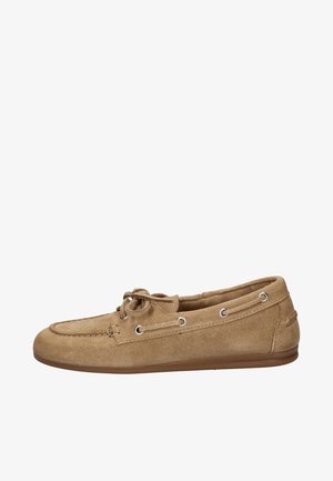 Lichtbruine suède loafer met vetersluiting, metalen veterogen en platte rubberen zool, in zijaanzicht weergegeven.